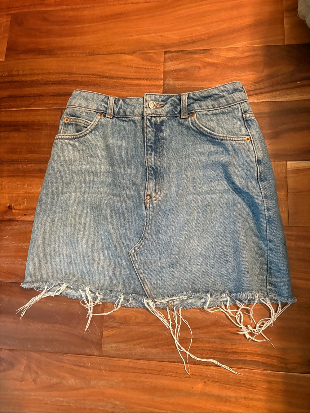 Topshop Denim Mini Skirt Light Wash Raw Frayed Hem Women’s Size 4 (1264)